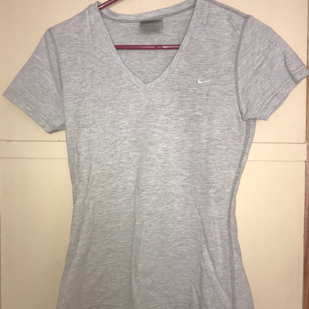 grey Nike t-shirt